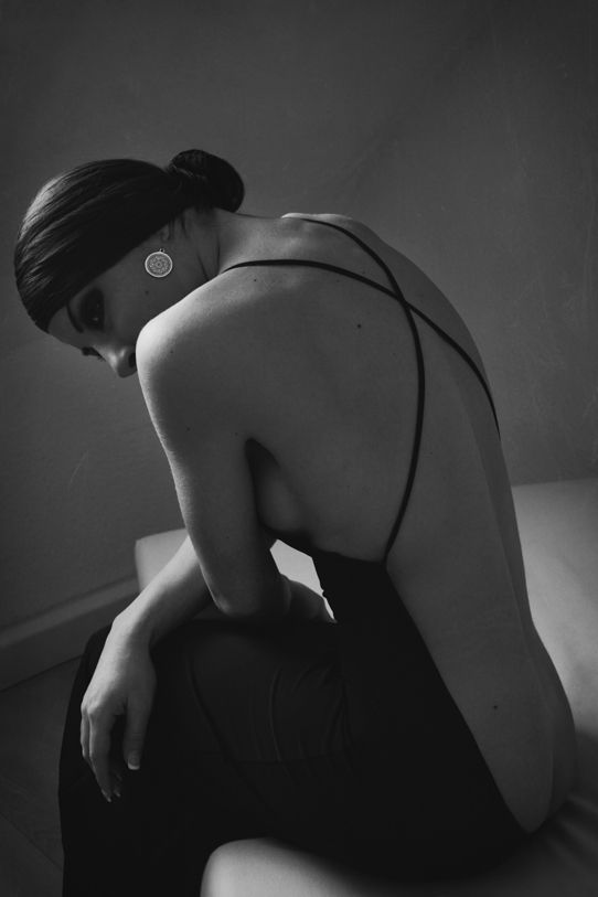 542x813, 28 Kb / ч/б, серьги, декольте