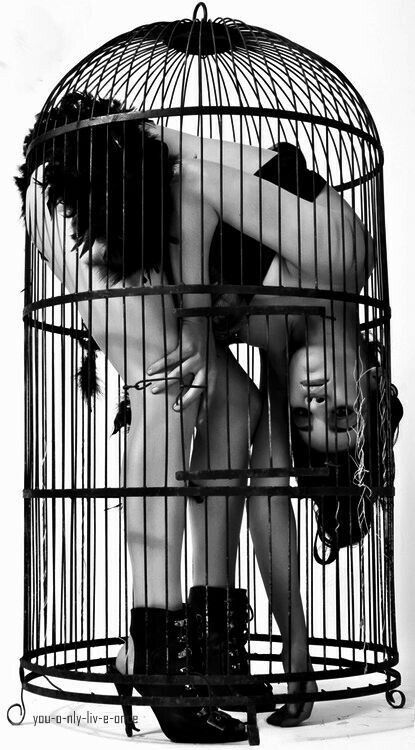 415x750, 70 Kb / женщина, клетка, ч/б