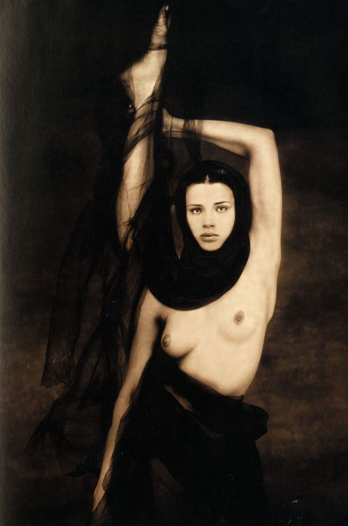 678x1024, 62 Kb / девка, в трауре, нога, растяжка, балерина