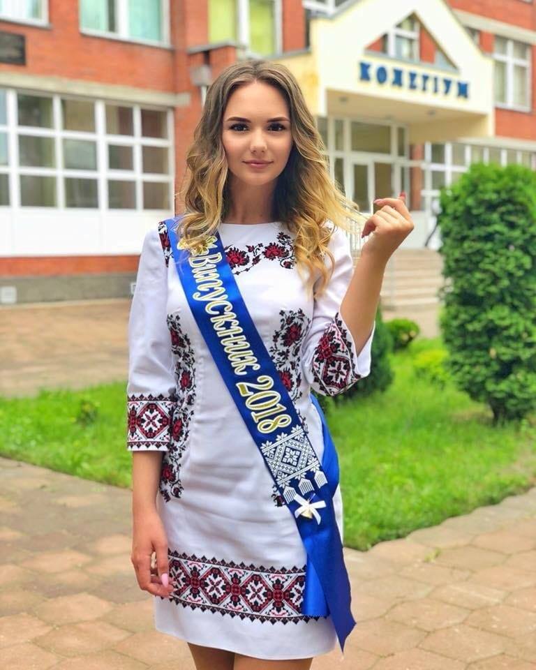 768x960, 90 Kb / вышиванка, выпускница, лента, блондинка