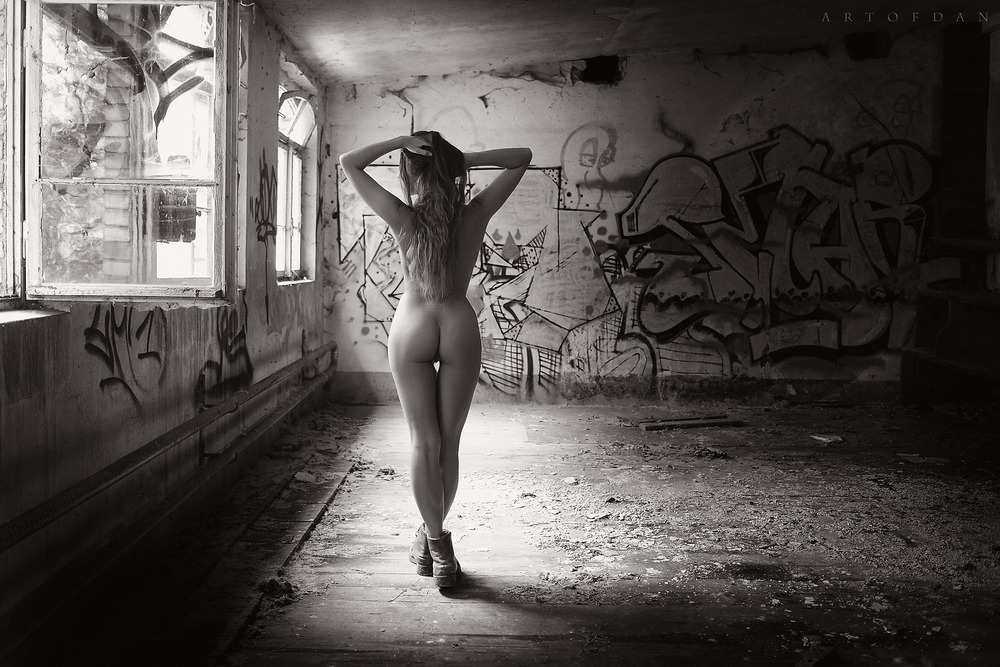 1000x667, 206 Kb / ч/б, сапоги, граффити, разруха, голая, попа