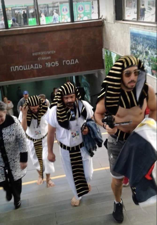 669x960, 68 Kb / фараон, египтяне, болельщики, метро