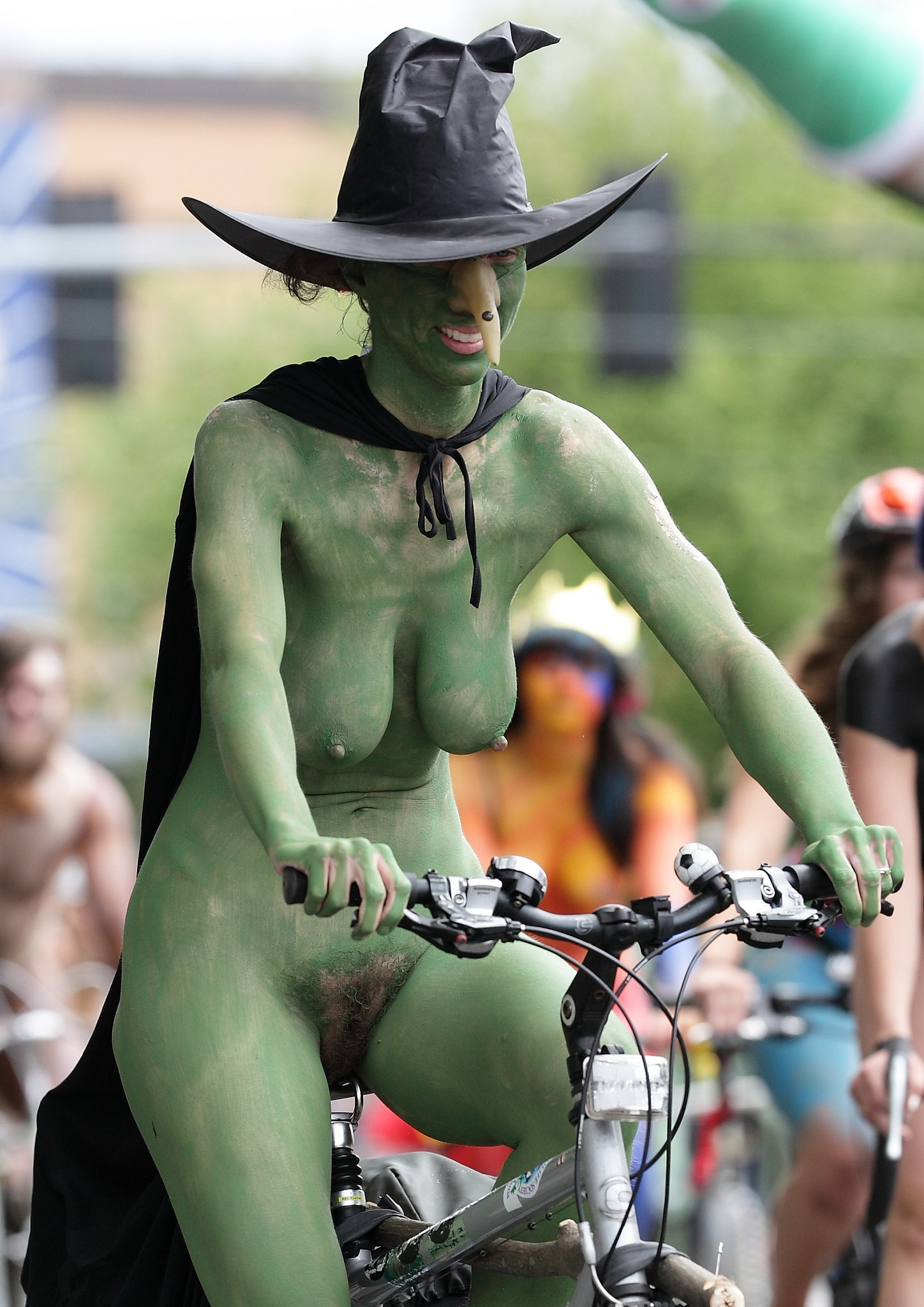 1448x2048, 615 Kb / косплей, ведьма, шляпа, велосипед, зелено