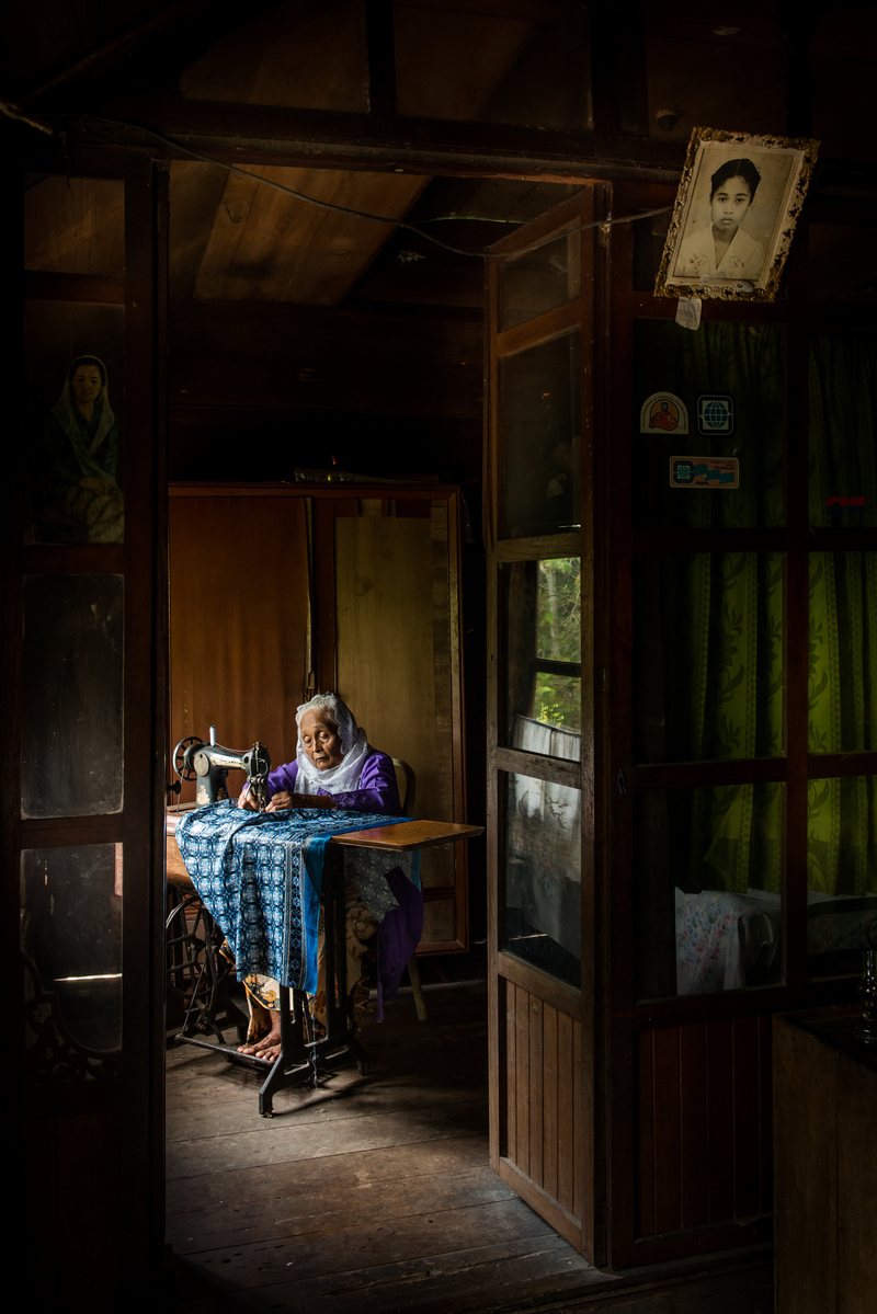 800x1199, 628 Kb / швея, швейная машинка, портрет, дома