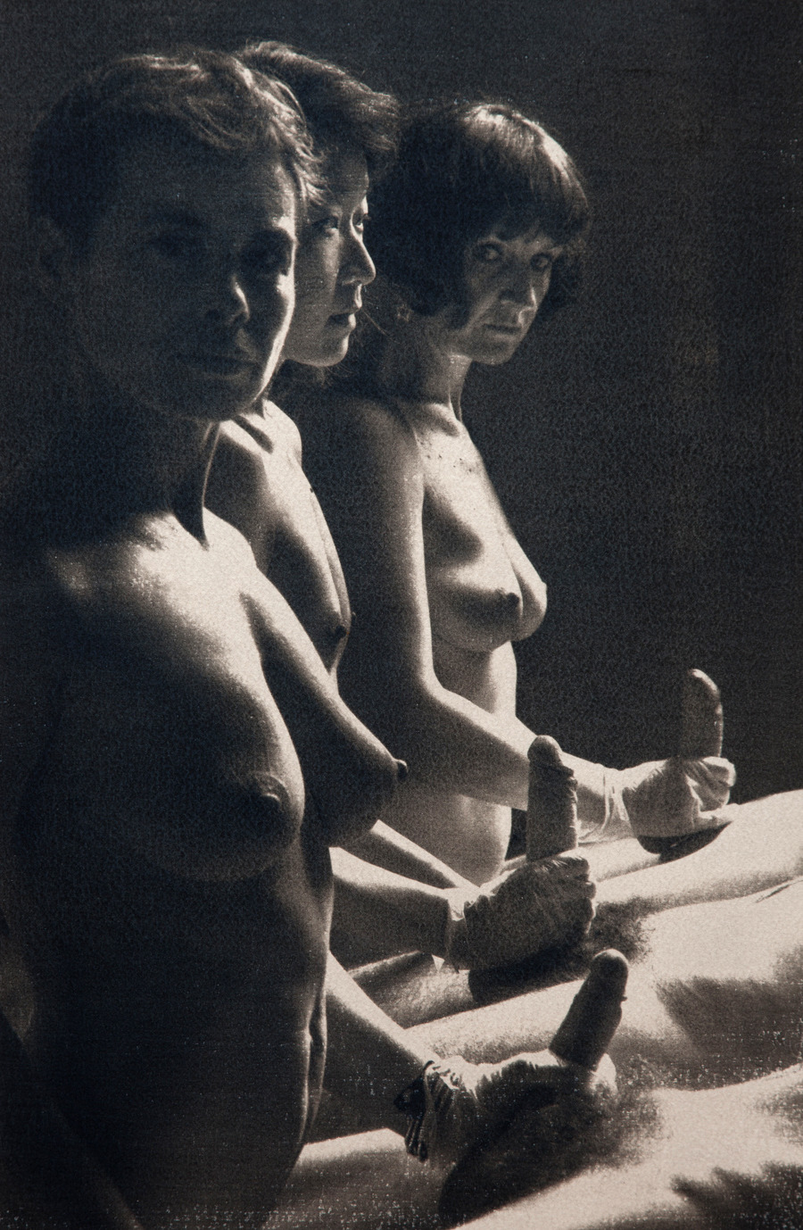 900x1378, 412 Kb / трое, перчатки, мастурбация, члены, ч/б