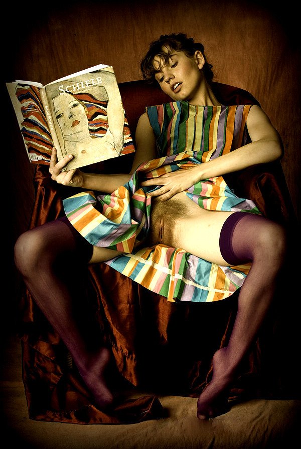 600x896, 106 Kb / девка, книга, щель, чулки, платье, полоски, вагина, натюр