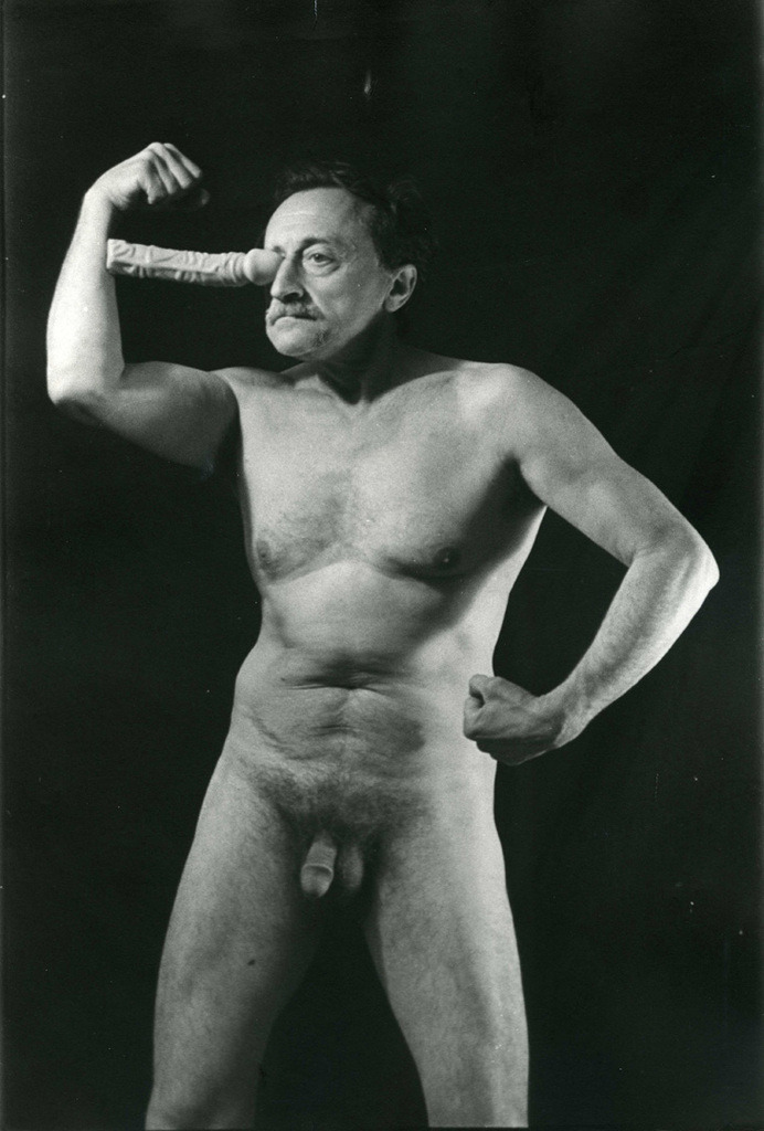 692x1024, 142 Kb / мужик, чудак, дилдо, упражнение, силач, ч/б