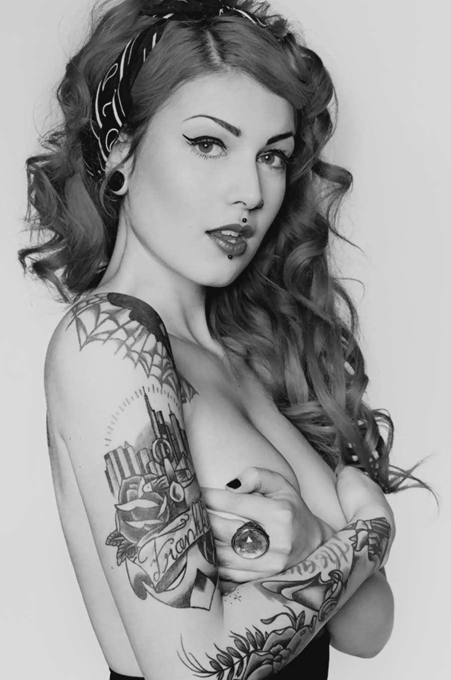 900x1355, 199 Kb / девка, татушки, перстень, ч/б