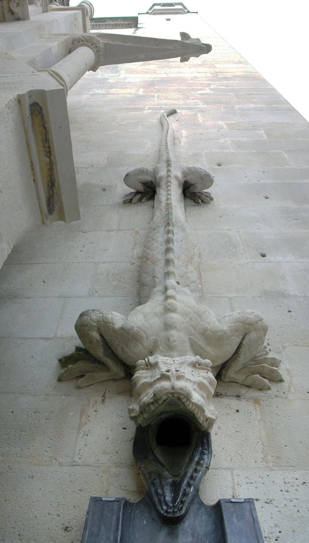 1024x1796, 300 Kb / крокодил, статуя, архитектура