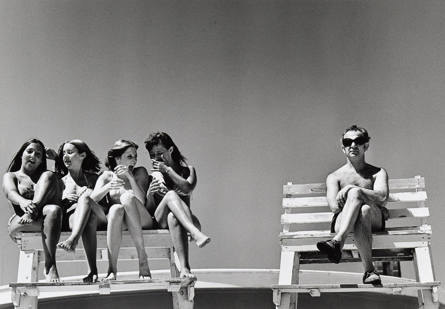 1781x1237, 621 Kb / девушки, мужик, очки, скамейка, солярий, ч/б, ньютон