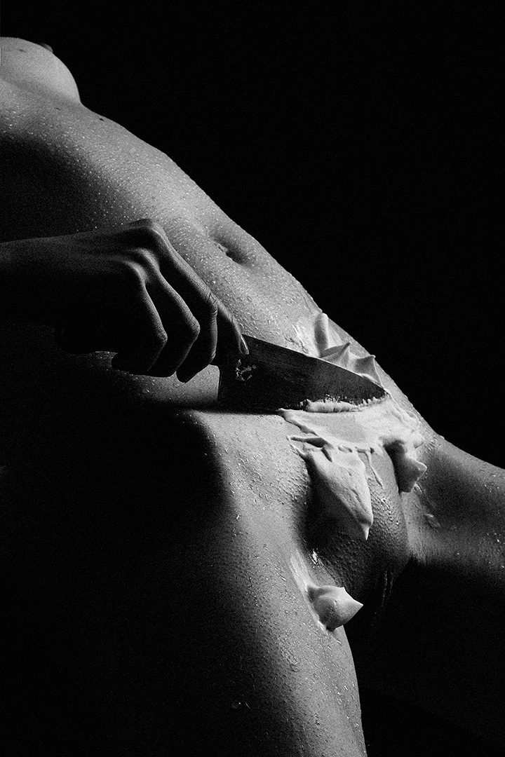 720x1080, 490 Kb / нож, лобок, пена, бритьё, ч/б