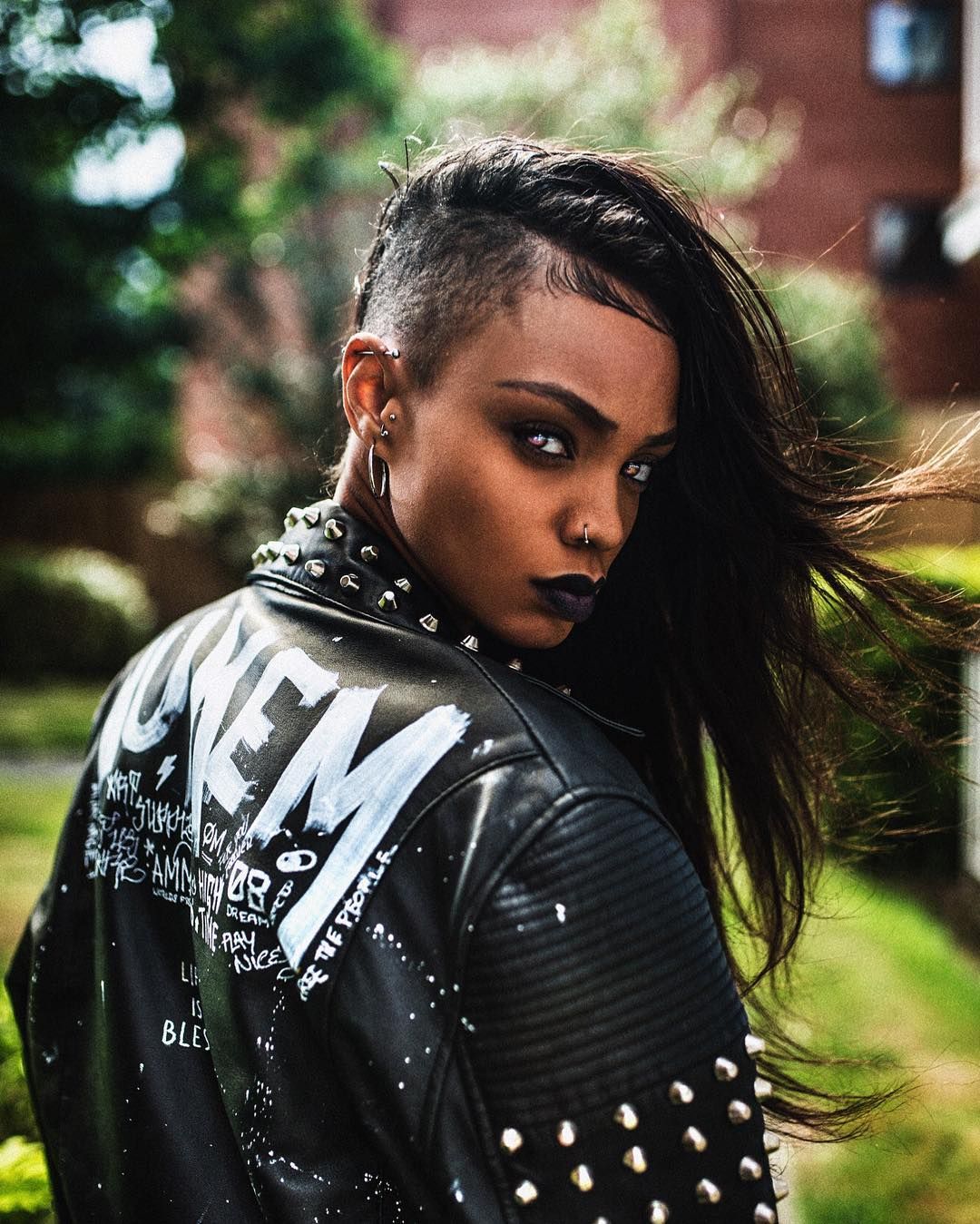 1080x1349, 234 Kb / взгляд, кожанка, заклепки, брюнетка, пирсинг, прическа