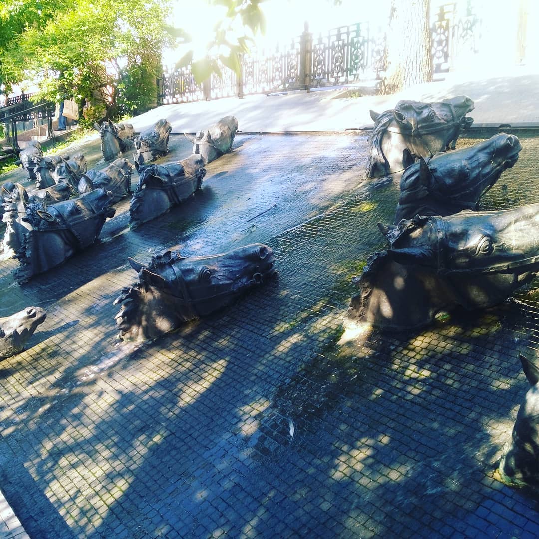 1080x1080, 193 Kb / лошади, вода, переправа, скульптура