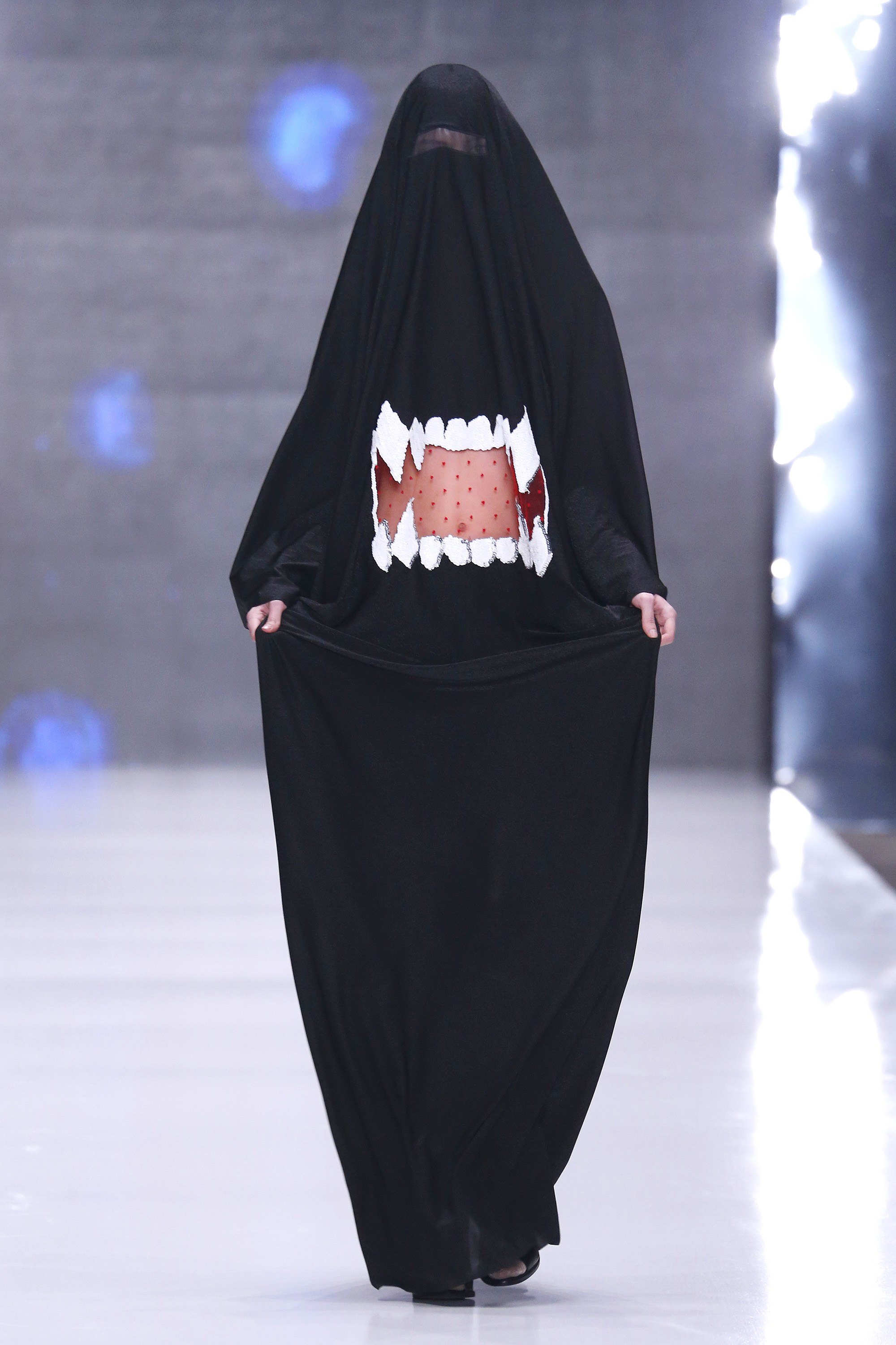 2000x3000, 636 Kb / мода, подиум, хиджаб, вырез, дефиле, рот, зубы