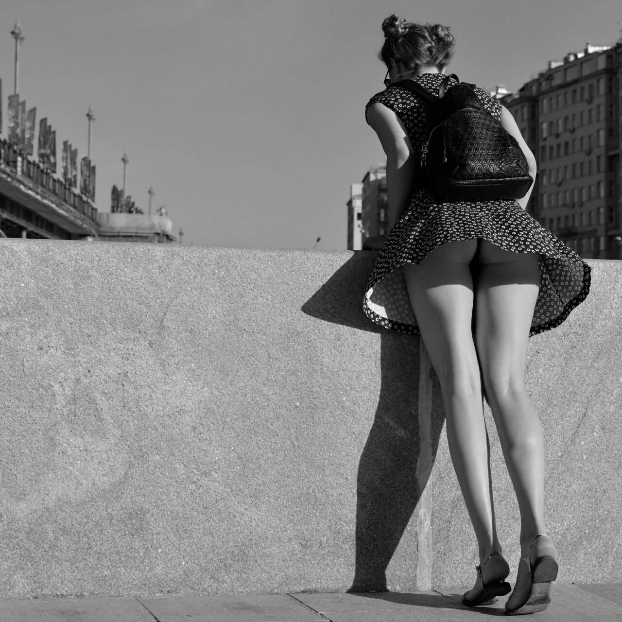 1280x1280, 449 Kb / ч/б, попа, жопка, юбка, мост