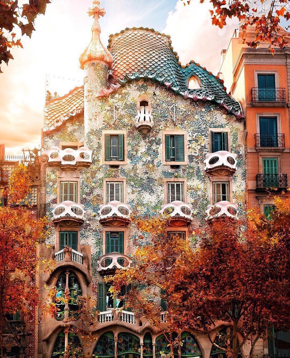 952x1174, 545 Kb / дом, здание, осень, балконы, Антонио Гауди, Барселона