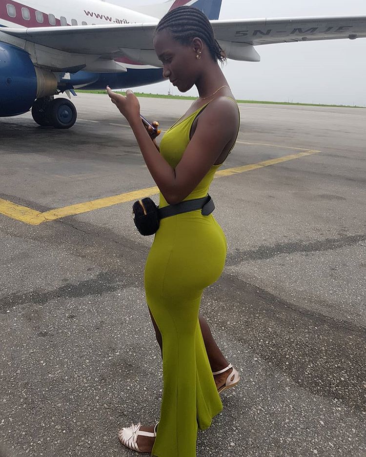 750x937, 161 Kb / негритянка, самолёт, попа