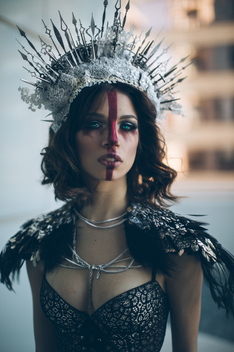 800x1200, 254 Kb / корона, пики, полоса, глаза, зеленые