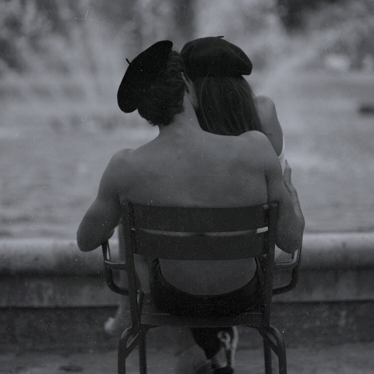 750x750, 98 Kb / пара, сзади, стул, фонтан, береты, ч/б