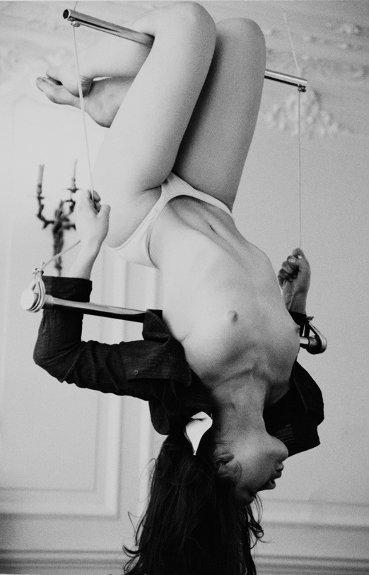 522x814, 93 Kb / акробатка, перекладина, свечи, лепнина, рубашка, ч/б