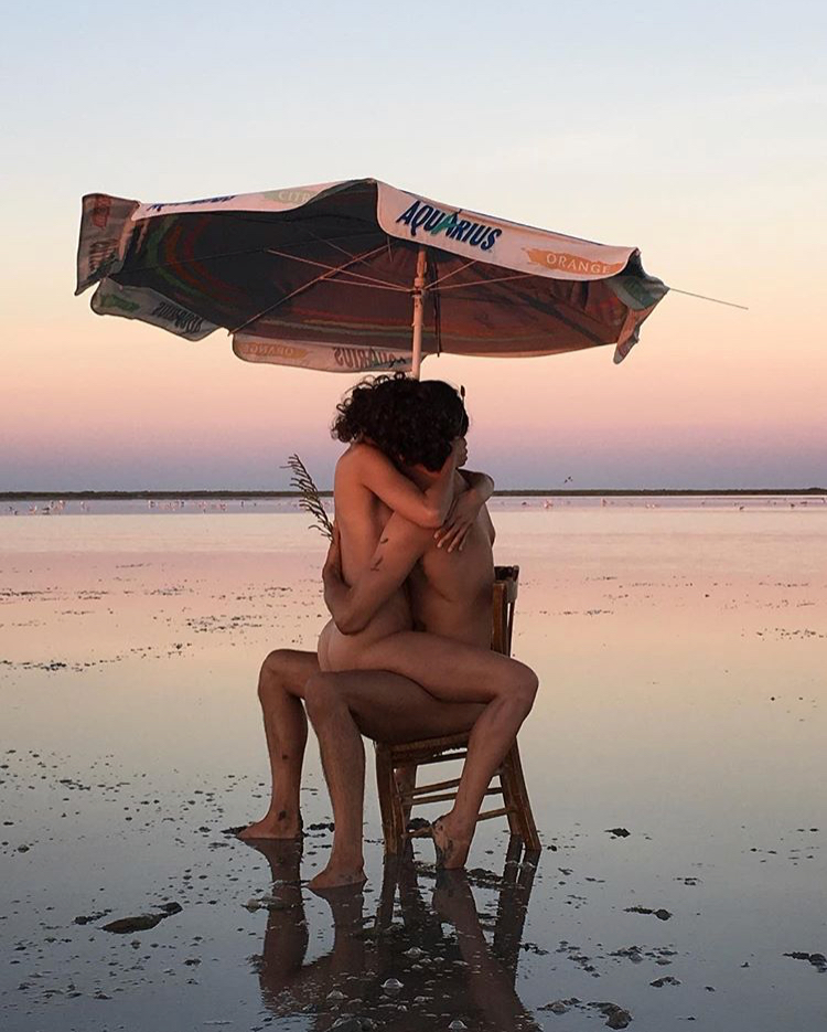 750x935, 485 Kb / двое, пара, зонтик, стул, вода, секс