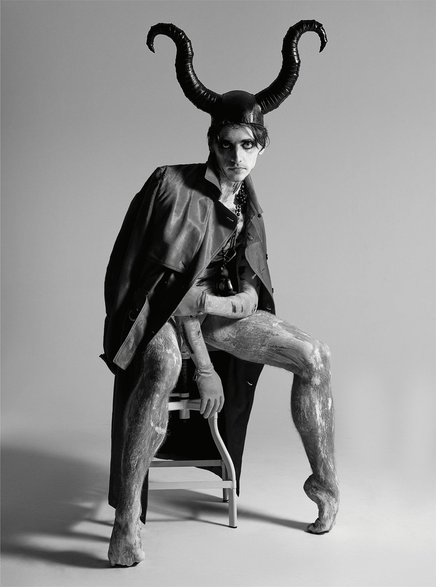 892x1200, 111 Kb / балерун, рога, стул, ч/б, грим, Сергей Полунин