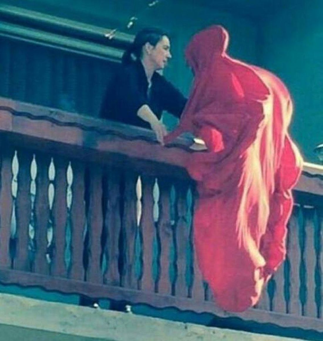 1100x1162, 111 Kb / женщина, одеяло, вытряхивает, балкон, показалось