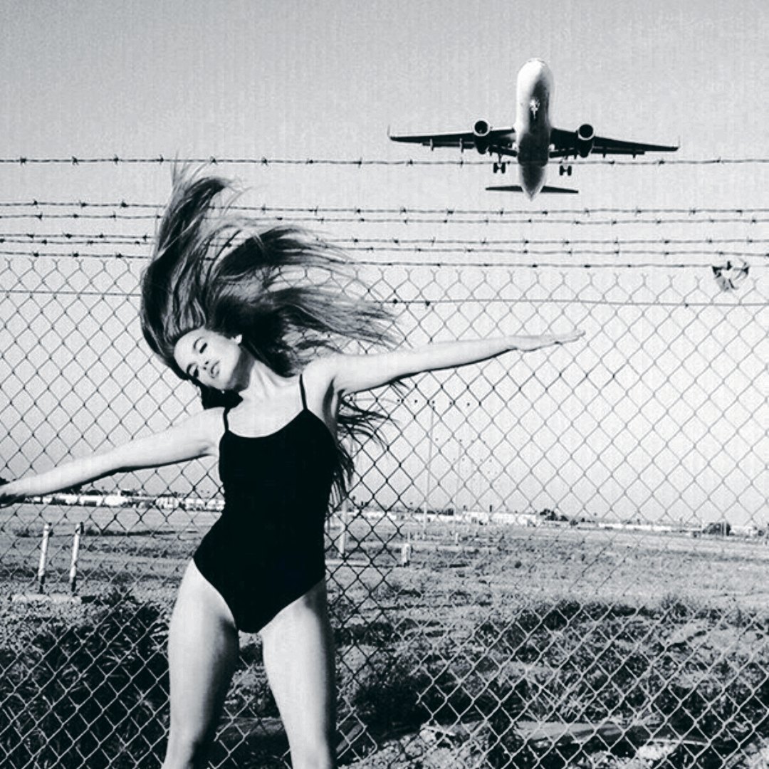 1080x1080, 258 Kb / женщина, самолет, рабица, колючая проволока, ч/б