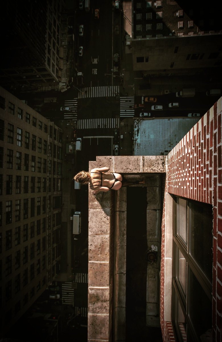 781x1200, 135 Kb / белье, попа, город, небоскреб, ракурс