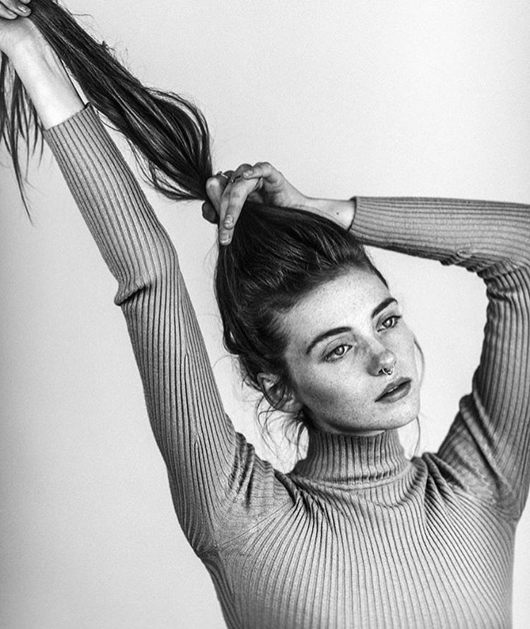 750x890, 121 Kb / водолазка, хвост, веснушки, пирсинг, ч/б