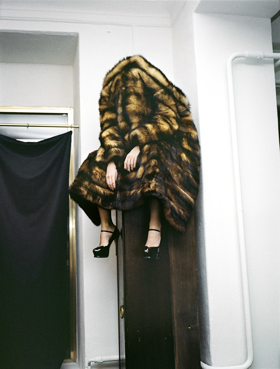 900x1185, 343 Kb / шкафчик, туфли, шуба, занавеска, труба, прятки