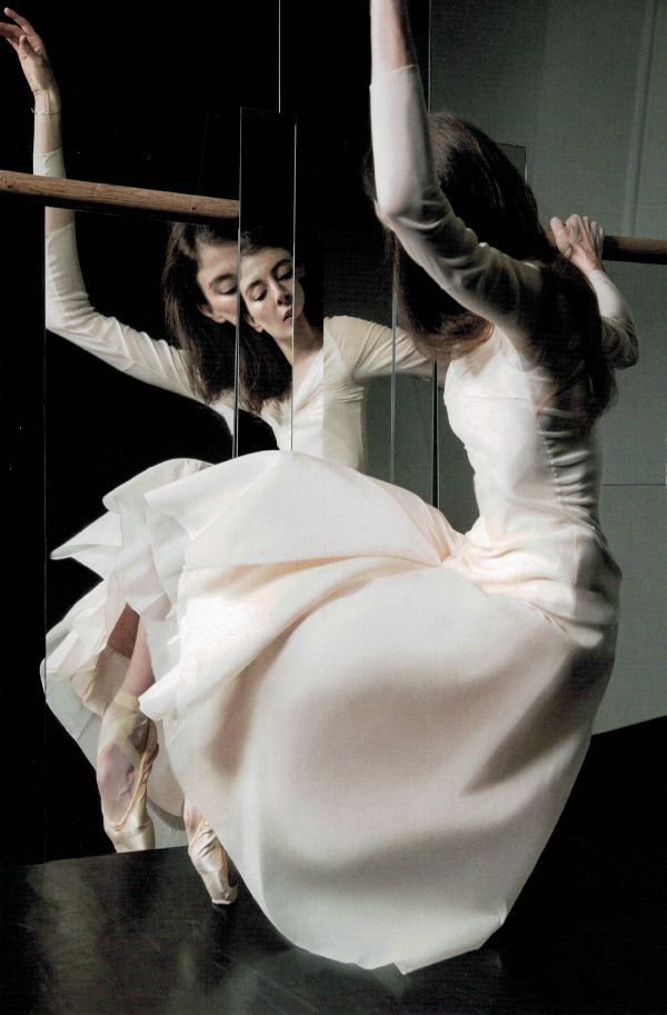 600x913, 70 Kb / балерина, брюнетка, пуанты, платье, станок, зеркало, отражение