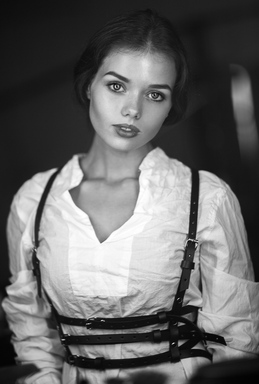 863x1280, 395 Kb / ч/б, Денис Гончаров, рубашка, блузка, сбруя, губы, глаза