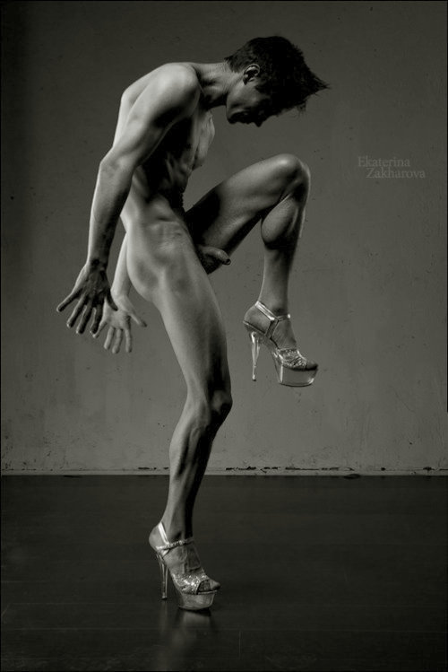 500x749, 43 Kb / мужчина, голый, туфли, ч/б