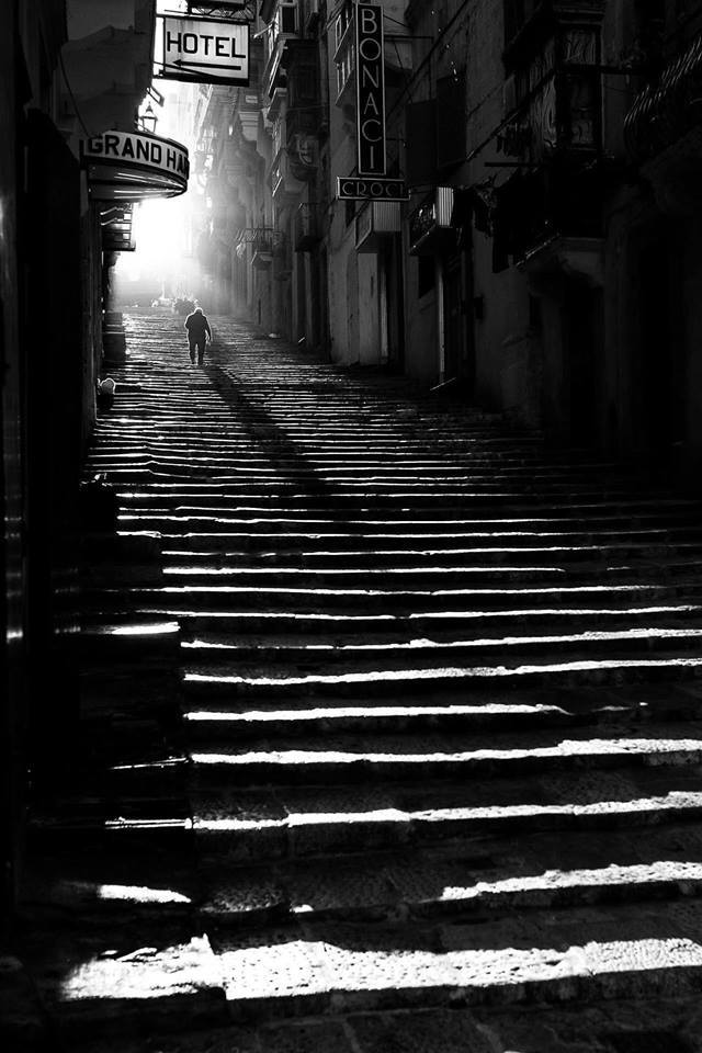 640x960, 81 Kb / мужчина, здание, лестница, ступени, вывески, вверх, свет в конце тоннеля, ч/б