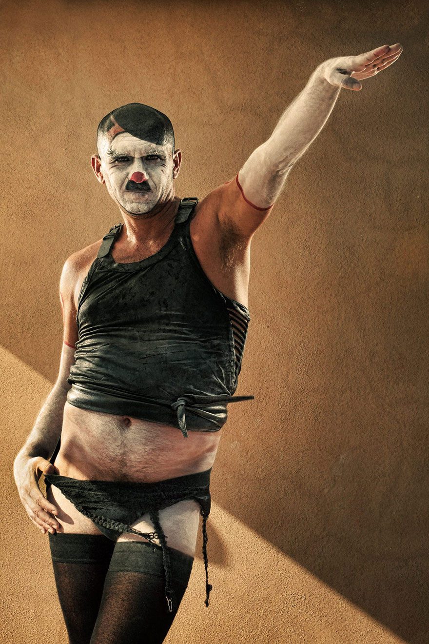 880x1320, 301 Kb / клоун, карикатура, трусы, чулки, топик, Гитлер