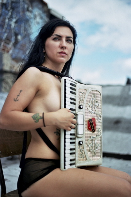 427x640, 69 Kb / девка, аккордеон, тату, якорь