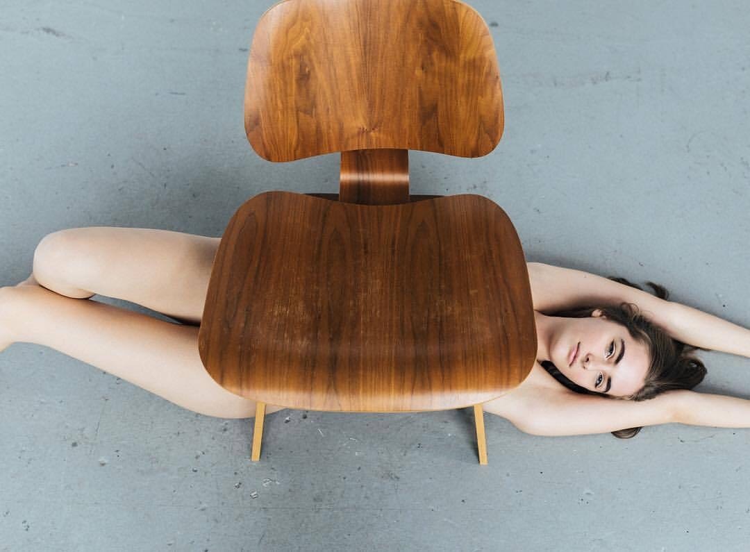 1080x795, 87 Kb / стул, брюнетка, брови