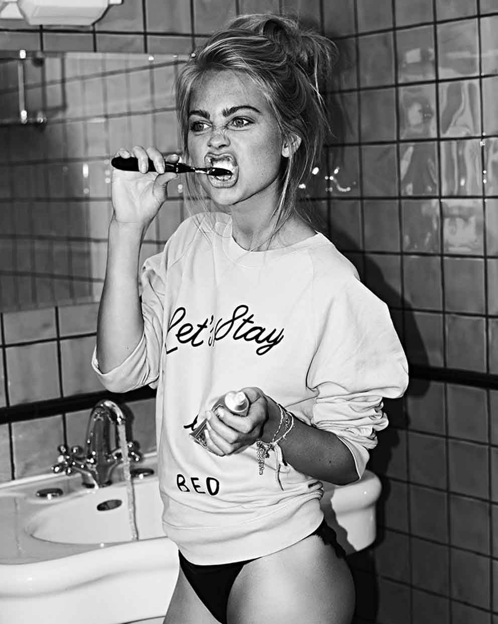 992x1242, 97 Kb / девушка, зубная щетка, тюбик, зеркало, умывальник, кафель, надпись, вода, ч/б