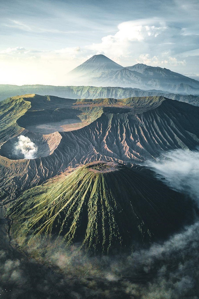 800x1200, 312 Kb / холмы, горы, вулкан, дым, туман, небо, облака