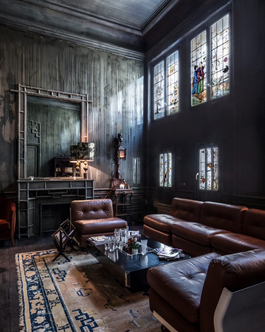 852x1065, 170 Kb / интерьер, окна, витражи, свет, камин, кожа, диван, стол, стаканы, ковёр, лампа