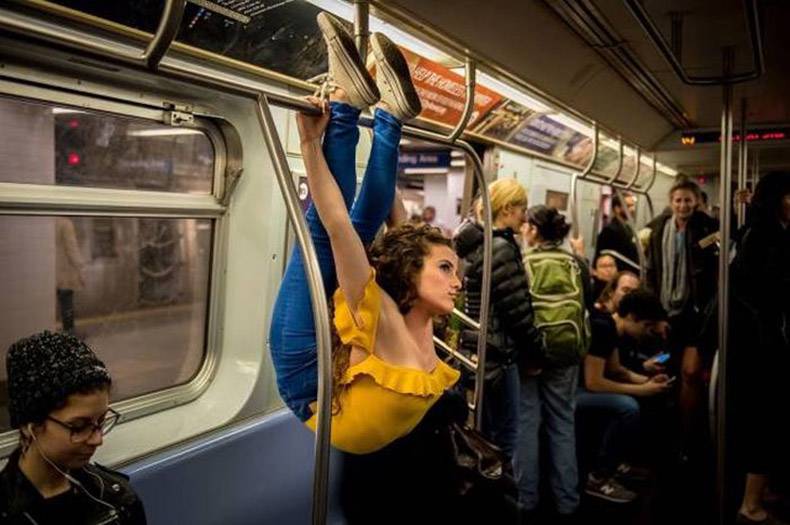 790x525, 56 Kb / метро, пассажиры, висит, кучерявая, прогиб, кеды, джинсы
