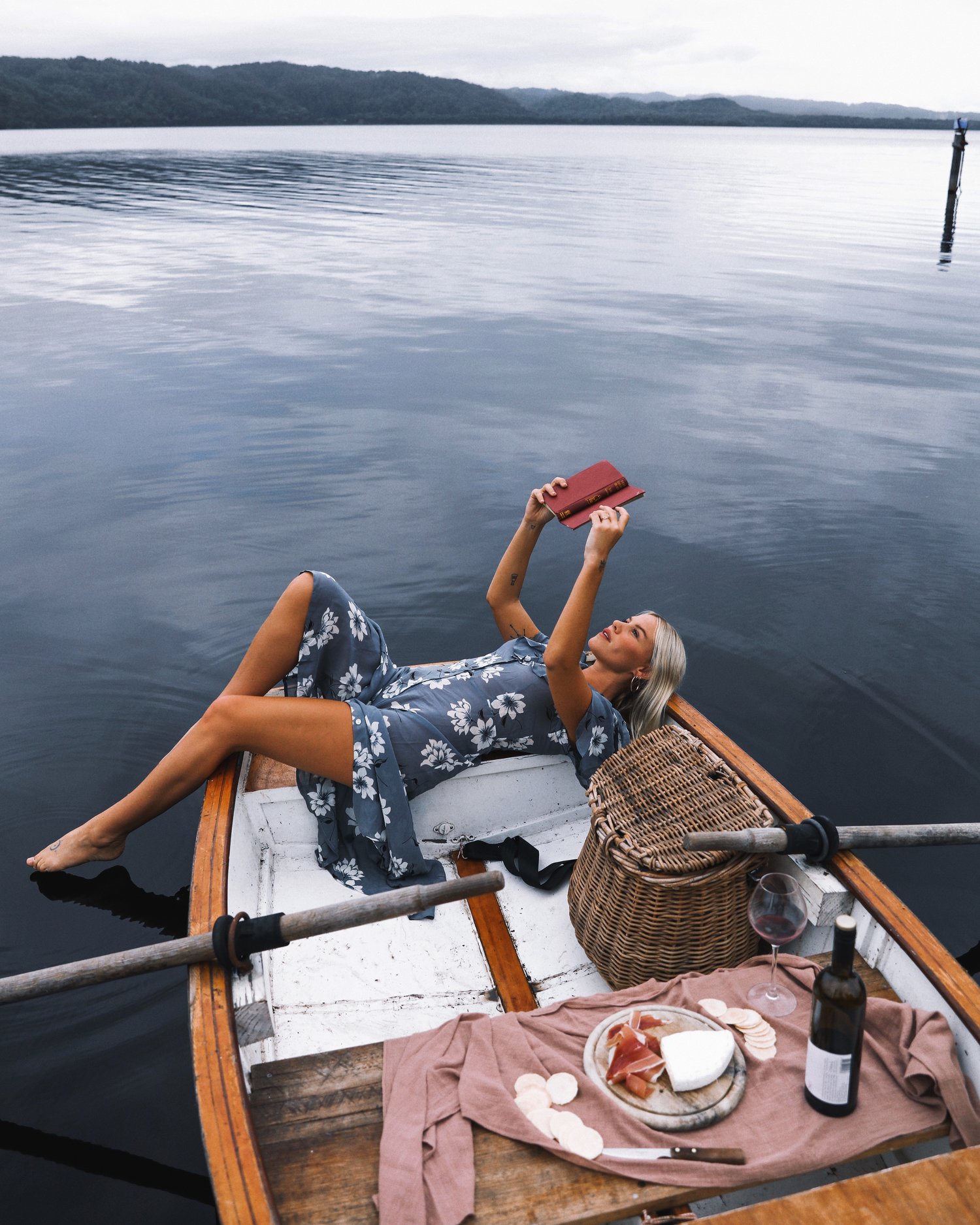 1500x1875, 435 Kb / книга, блондинка, лодка, вино, хамон, сыр, нож, корзина, ноги, озеро