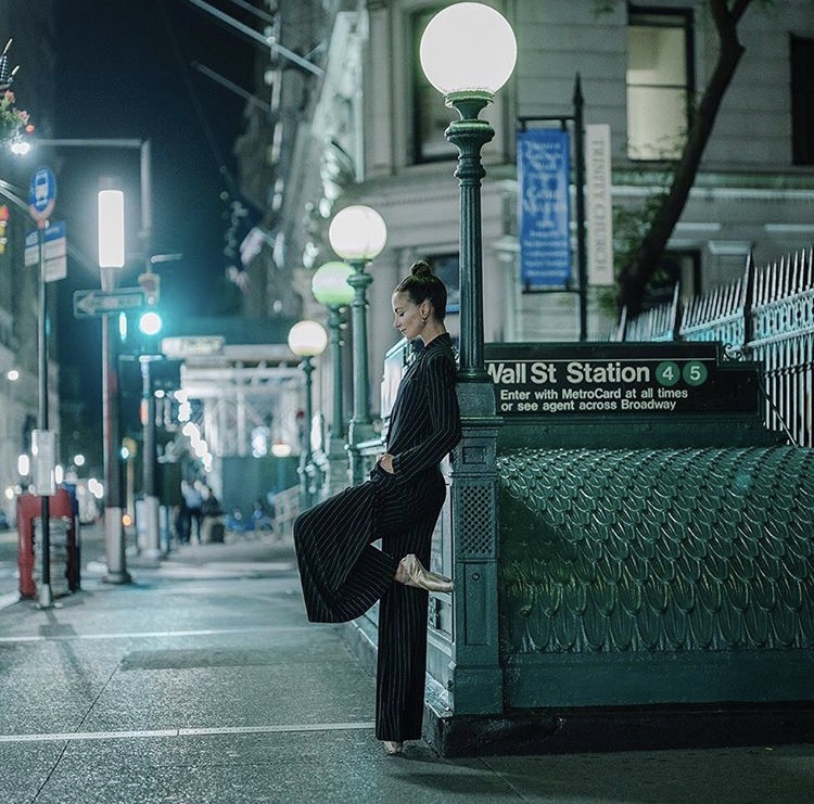 750x741, 247 Kb / балерина, пуанты, фонарь, метро, полосатое, ночь