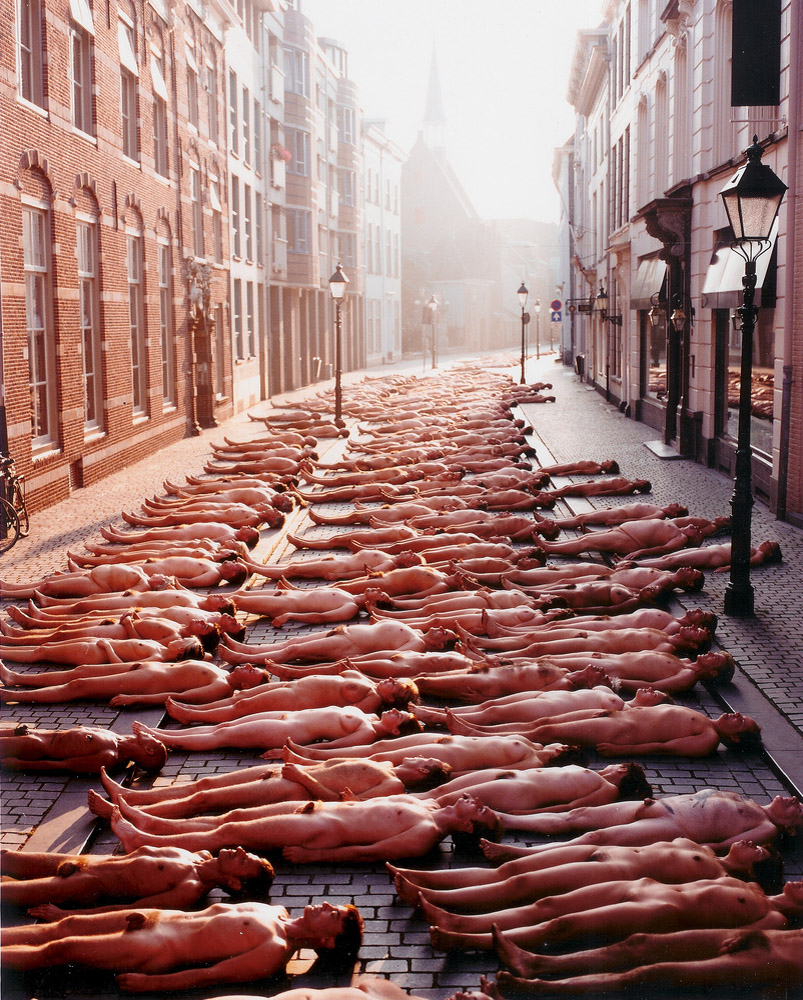 803x1000, 396 Kb / фонари, дорога, здания, голые, люди, лежат, массовое обнажение