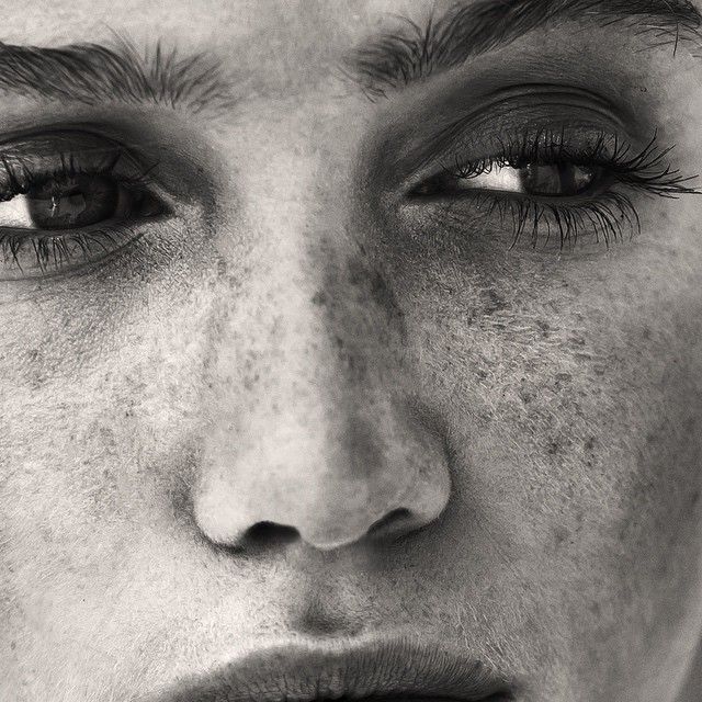 640x640, 99 Kb / лицо, веснушки, ч/б