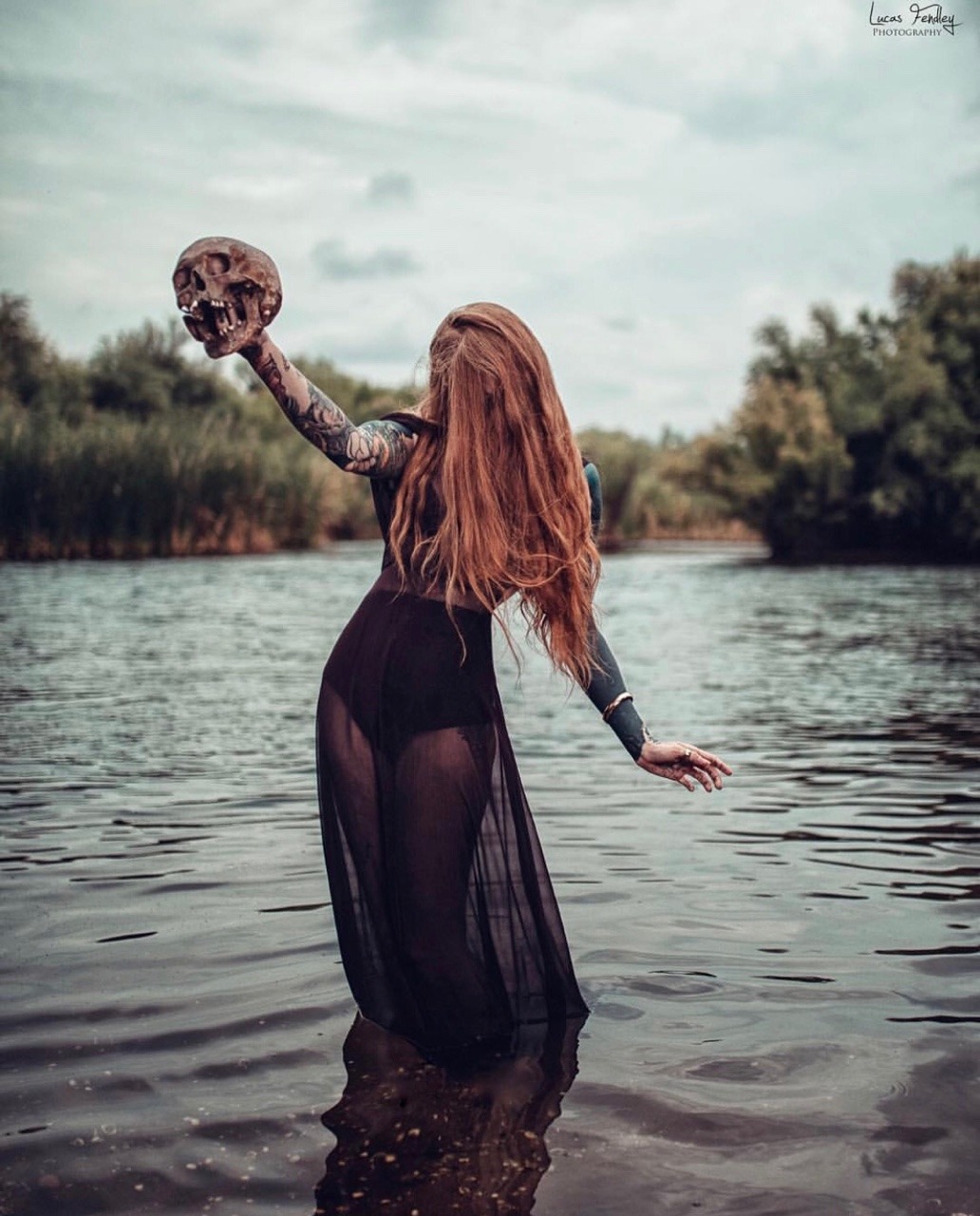 1032x1280, 238 Kb / рыжая, череп, вода