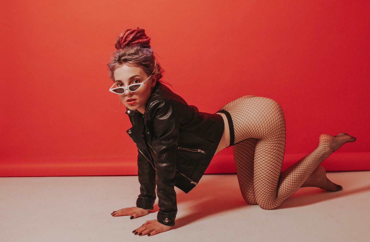 1200x785, 118 Kb / Раком, очки,колготки, сетка, кожанка