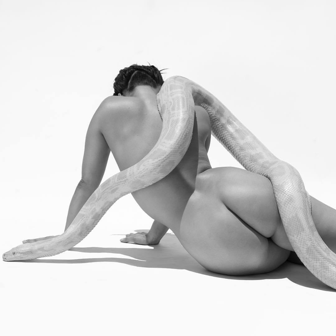 1080x1080, 42 Kb / змея, голая, ч/б, попа