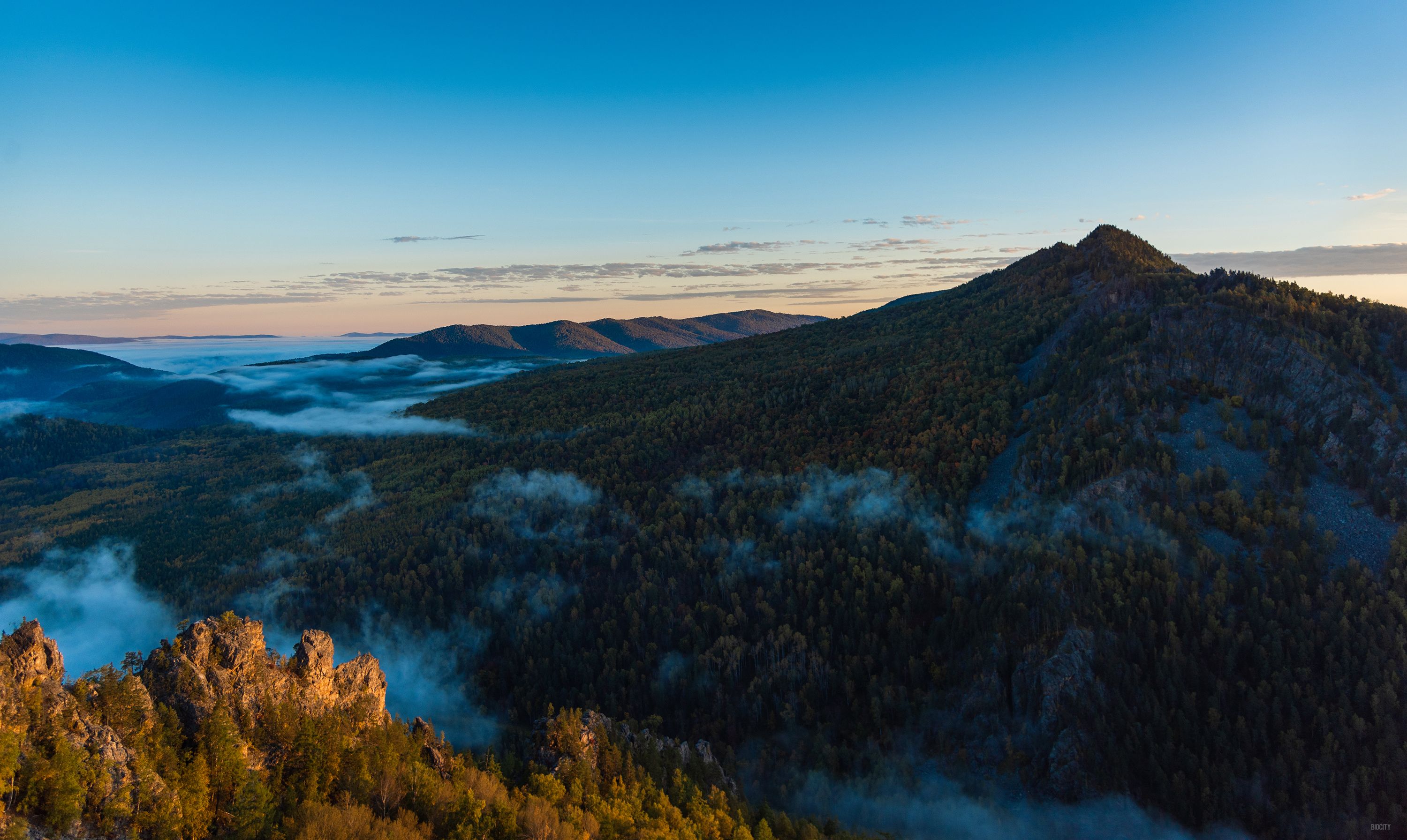 3000x1792, 615 Kb / BIOCITY2, Агир, Тунис, горы, зелень, небо, туман